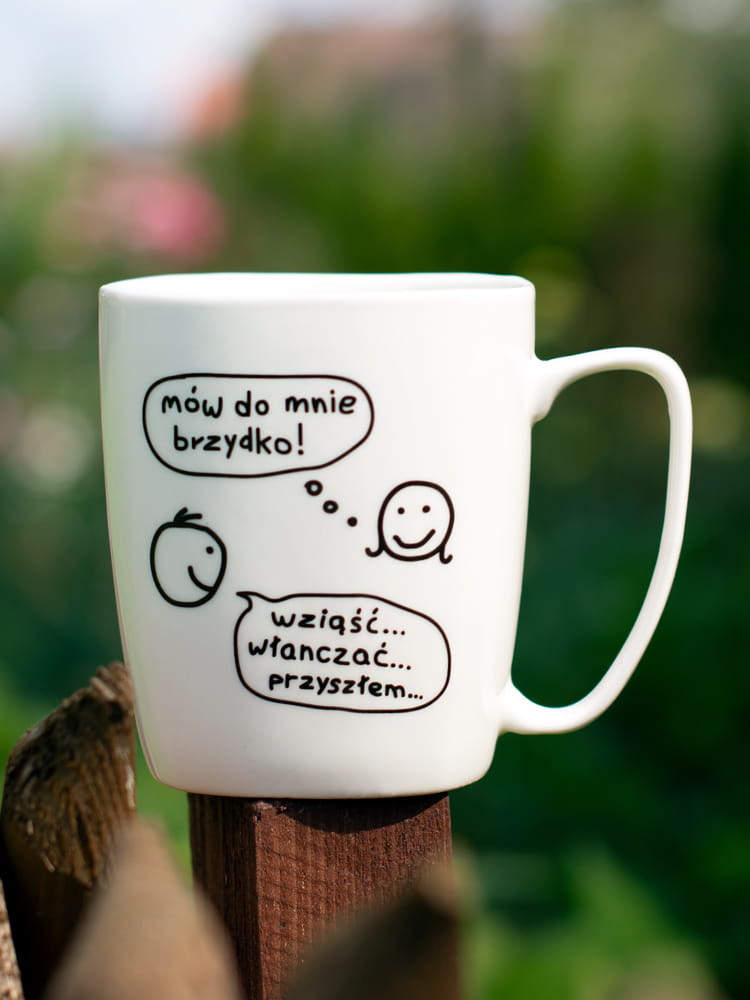 MÓW DO MNIE BRZYDKO / kubek biały z uchem