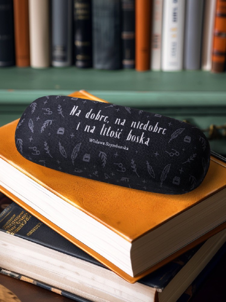  NA DOBRE, NA NIEDOBRE I NA LITOŚĆ BOSKĄ  / Wisława Szymborska / etui na okulary