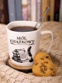 Kubek_Mol_Ksiazkowyi_Kubek-porcelanowy-bialy-dla-moli-ksiazkowych-dla-czytajacych-ksiazki-NadwyrazCom.jpg