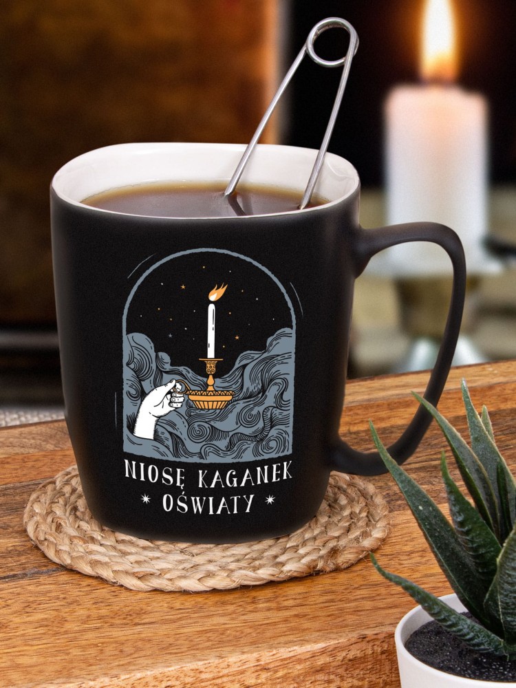 NIOSĘ KAGANEK OŚWIATY / kubek czarny z uchem