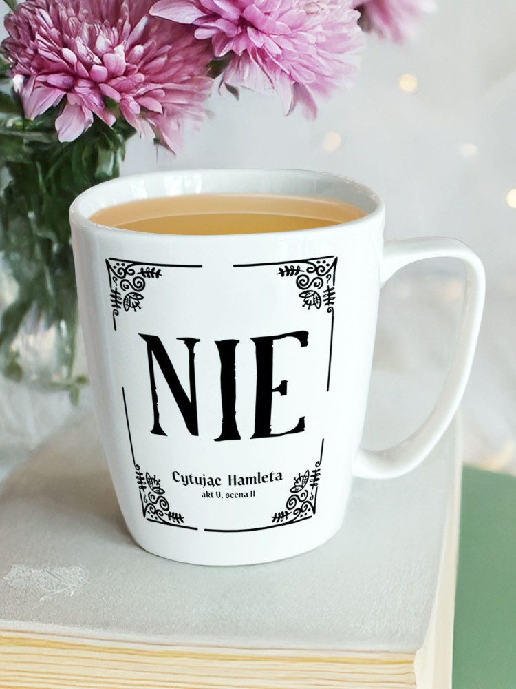 CYTUJĄC HAMLETA: NIE / kubek biały z uchem