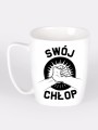 Porcelanowy biały kubek z nadrukiem dwóch splecionych dłoni oraz napisem „Swój chłop”, uchwyt po lewej stronie, na jasnym tle.