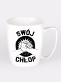 Porcelanowy biały kubek z czarnym nadrukiem przedstawiającym dwa splecione dłonie oraz napis „Swój chłop”, uchwyt po prawej stronie, na neutralnym tle.