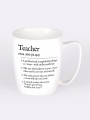 Kubek z napisem „Teacher” i humorystyczną definicją nauczyciela, pokazany na białym tle.