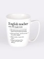 Kubek z czarnym napisem „English teacher” i słownikową definicją zawierającą zabawny opis nauczyciela języka angielskiego, na białym tle.