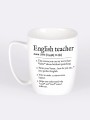 Kubek z czarnym napisem „English teacher” i słownikową definicją zawierającą zabawny opis nauczyciela języka angielskiego, na białym tle.
