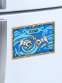 Magnes z ilustracją dwóch trykających się poznańskich koziołków na błękitnym tle, wiszący na lodówce.
