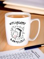 Biały kubek z nadrukiem testu i hasłem „Wyciągamy karteczki” stoi na biurku z egzaminem.