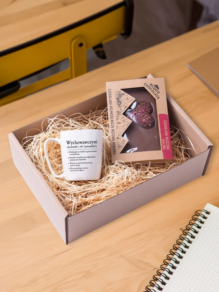 WYCHOWAWCZYNI / UNIWERSALNY ZESTAW DLA NAUCZYCIELA (kubek + czekolada)