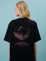 Koszulka-Szymborka-czytanie książek-oversize-nadwyrazcom-3.webp