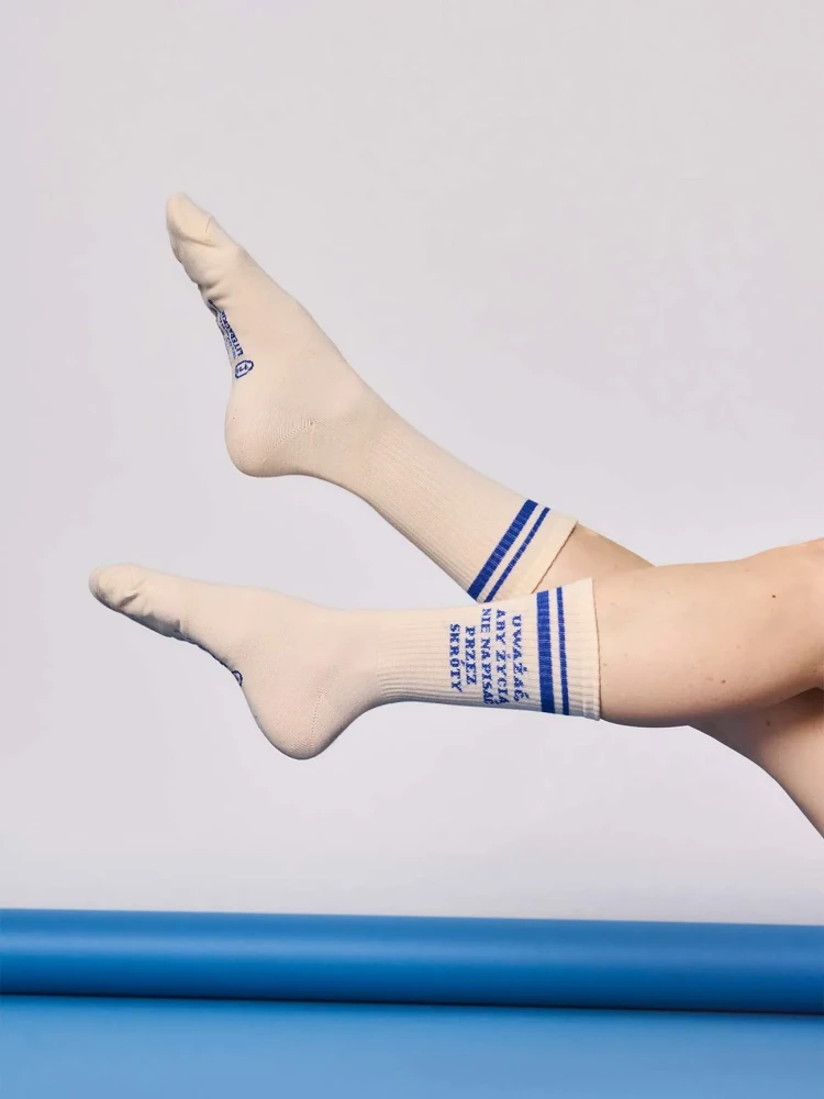 UWAŻAĆ, ABY ŻYCIA NIE NAPISAĆ PRZEZ SKRÓTY / Ewa Lipska / skarpety sportowe