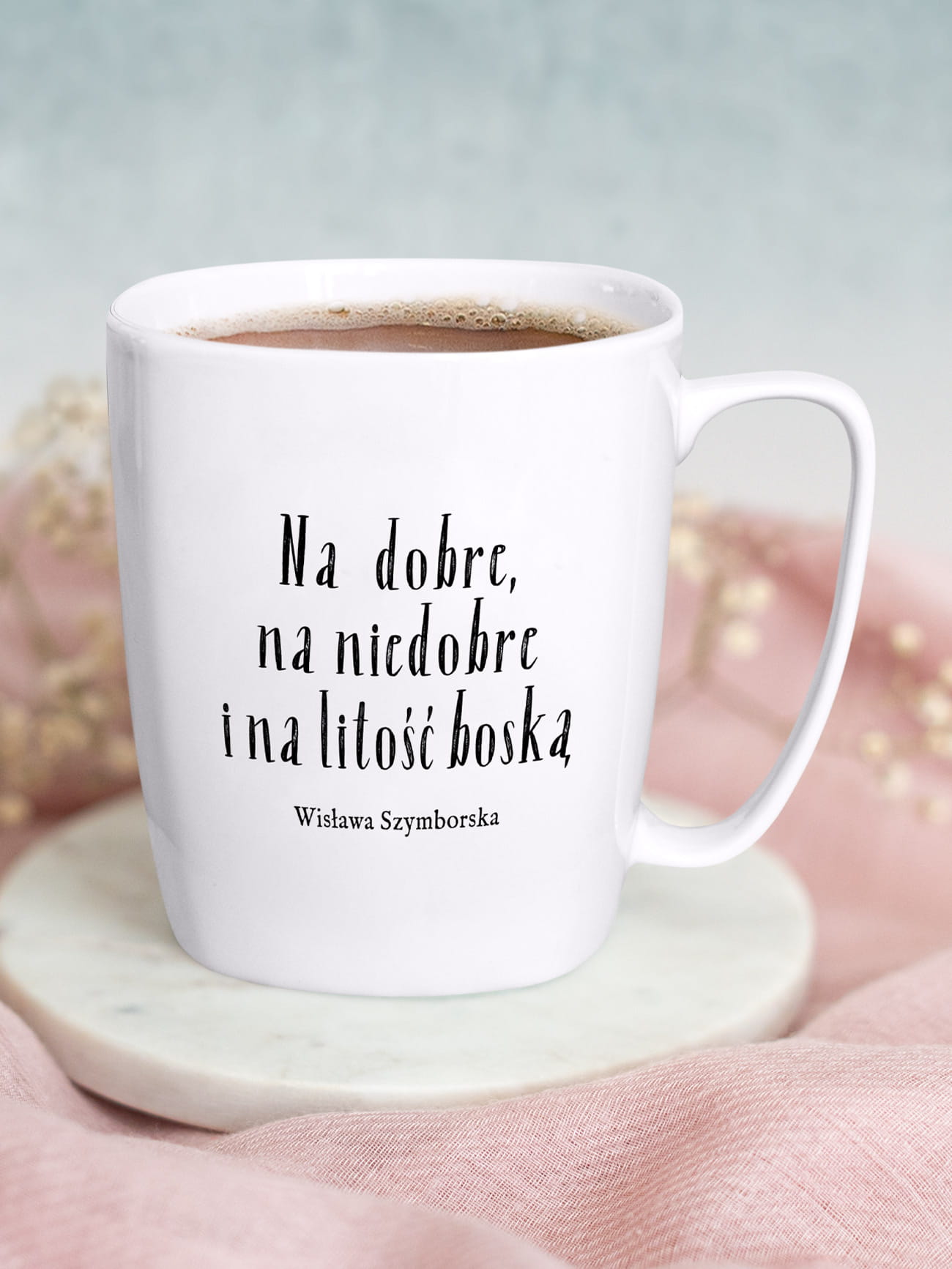 NA DOBRE, NA NIEDOBRE I NA LITOŚĆ BOSKĄ / Wisława Szymborska / kubek biały z uchem prezent dla nauczycielki