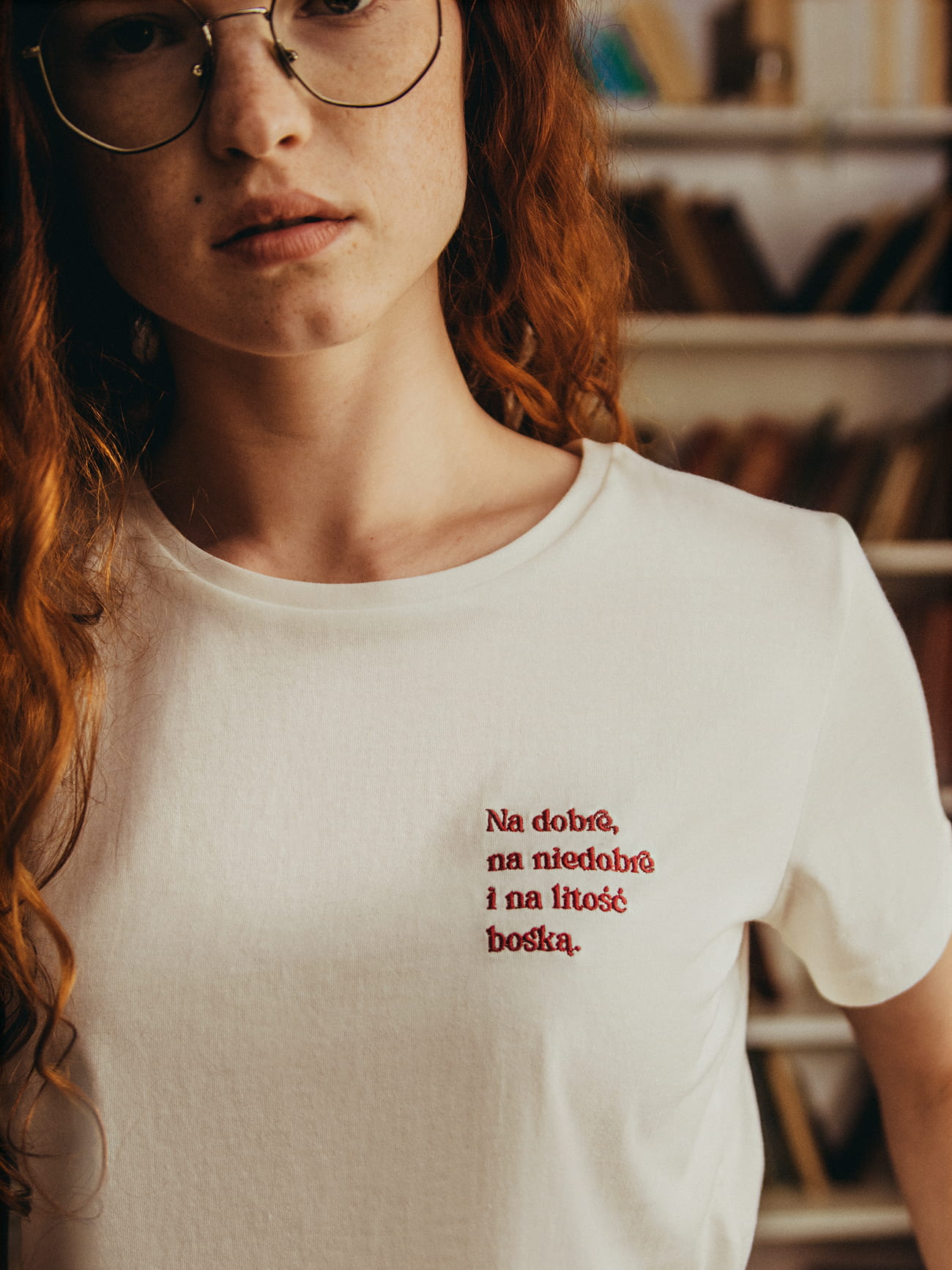 NA DOBRE, NA NIEDOBRE I NA LITOŚĆ BOSKĄ / Wisława Szymborska / koszulka damska / złamana biel prezent dla miłośnika literatury