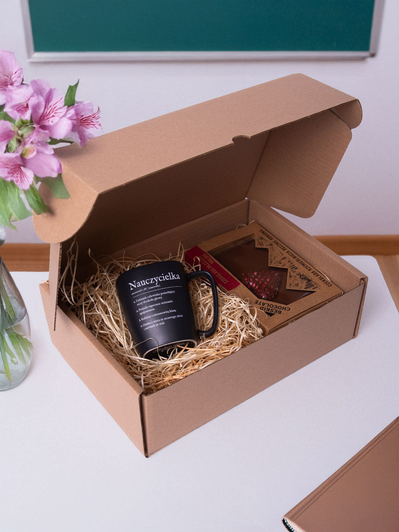NAUCZYCIELKA / UNIWERSALNY ZESTAW DLA NAUCZYCIELKI (kubek + czekolada) prezent dla nauczyciela