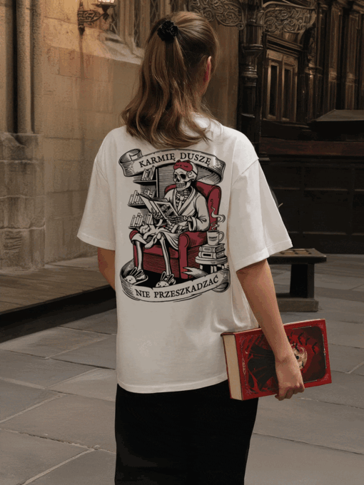 KARMIĘ DUSZĘ. NIE PRZESZKADZAĆ / koszulka oversize unisex / złamana biel prezent dla mola książkowego